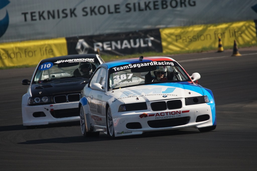 Mick Søgaard (367) og Michael Nielsen (110) kæmpede mod hinanden i Division 1 i både heat 1 og heat 2. Søgaard som forreste mand i heat 1 og Nielsen i heat 2.
(Foto: Torben Paulsen)